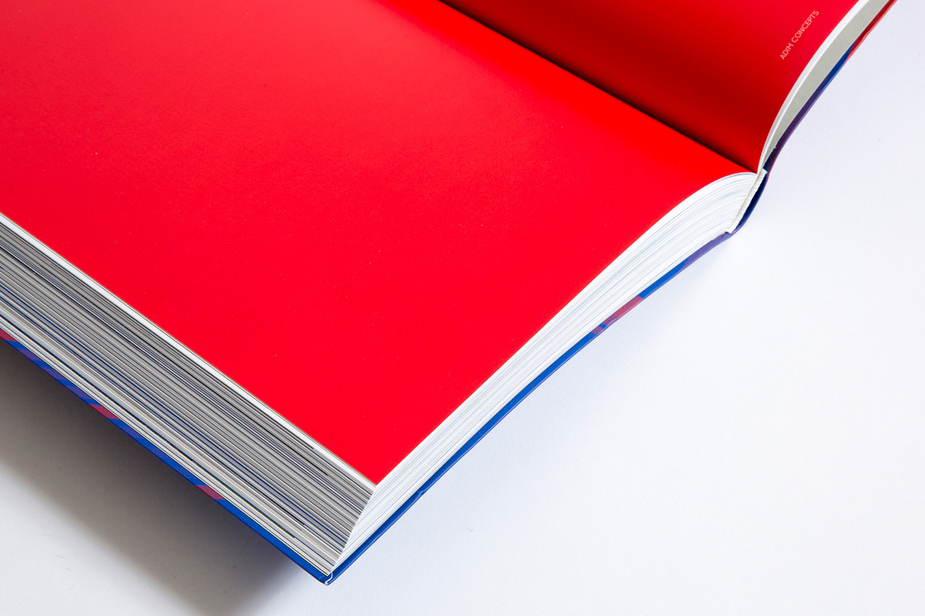Mise en page de livre d’architecture avec graphisme éditorial, plans techniques, images d’archives et photographies contemporaines professionnelles d’un architecte.
