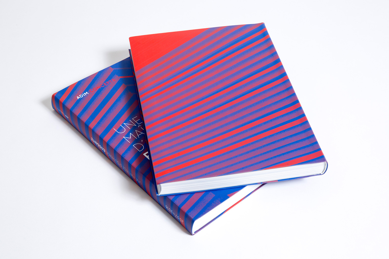 Graphisme éditorial d’un livre d’architecture intégrant plans techniques, images d’archives et photographies contemporaines professionnelles illustrant le travail d’un architecte.