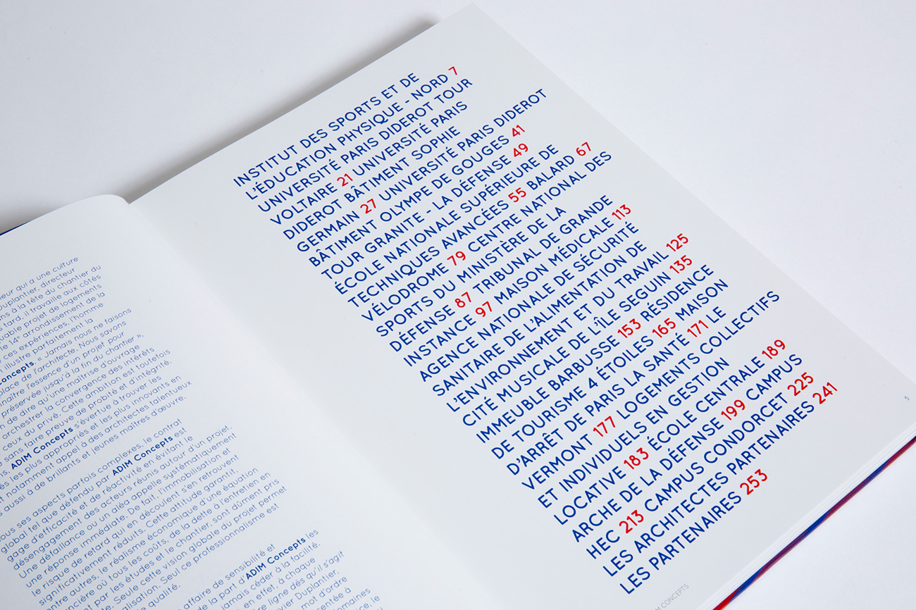 Graphisme éditorial d’un livre d’architecture intégrant plans techniques, images d’archives et photographies contemporaines professionnelles illustrant le travail d’un architecte.