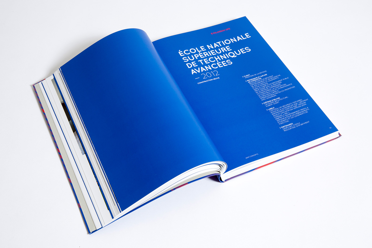 Graphisme éditorial d’un livre d’architecture intégrant plans techniques, images d’archives et photographies contemporaines professionnelles illustrant le travail d’un architecte.