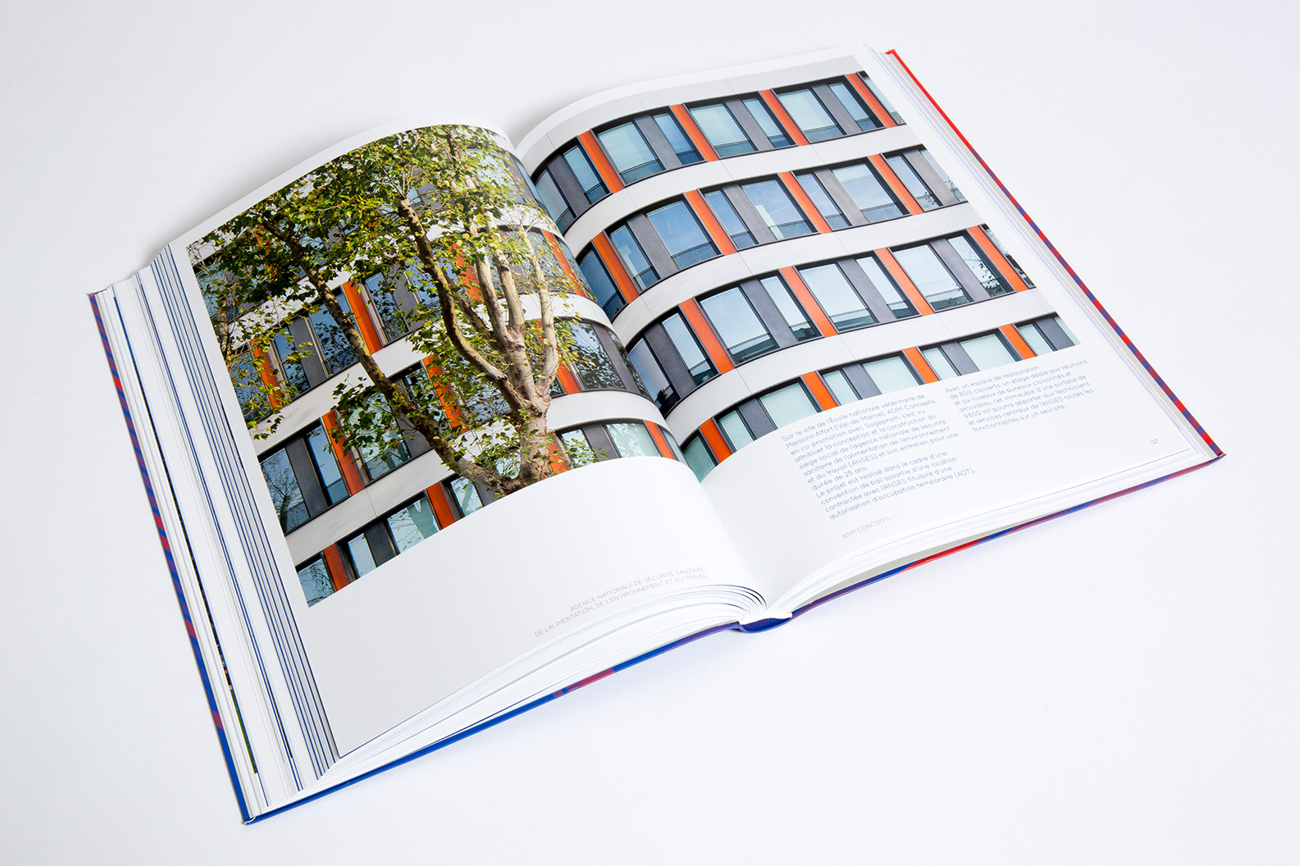 Graphisme éditorial d’un livre d’architecture présentant plans techniques, images d’archives et photographies contemporaines professionnelles illustrant le travail d’un architecte.