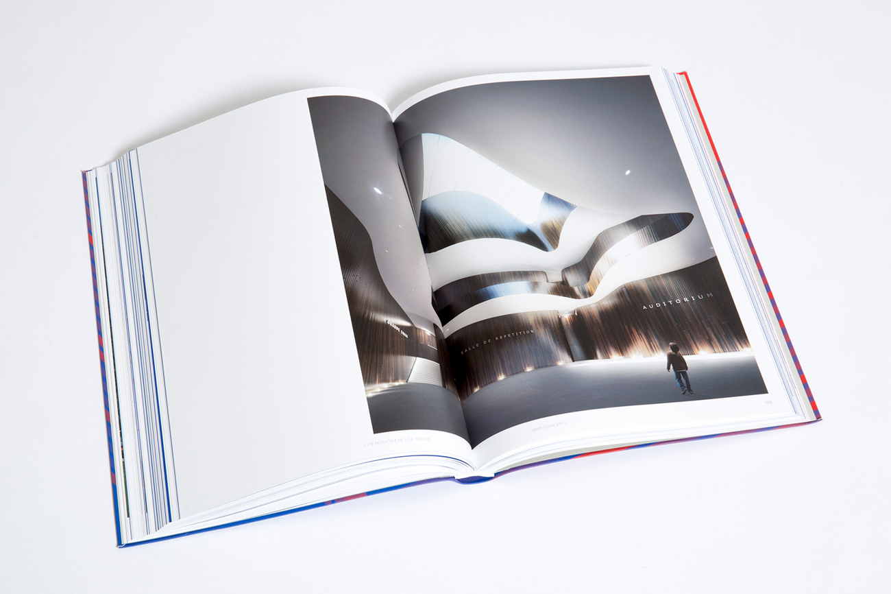 Graphisme éditorial pour un livre d’architecture intégrant plans techniques, images d’archives et photographies contemporaines professionnelles illustrant le travail d’un architecte.