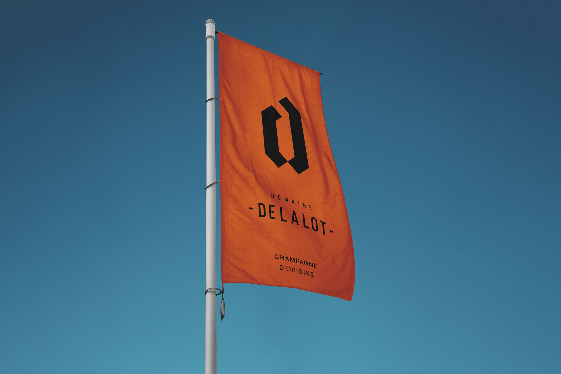 Identité visuelle et packaging de luxe pour le champagne Delalot, avec logo élégant, typographie raffinée et design graphique sophistiqué valorisant le prestige de la marque
