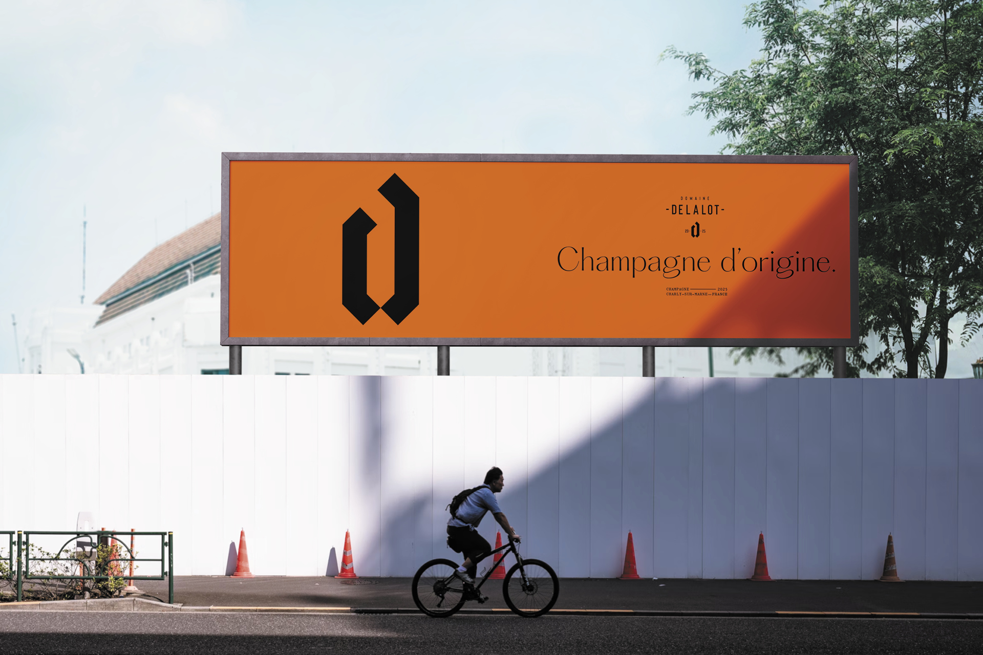 Design graphique et identité visuelle pour le champagne Delalot, incluant packaging élégant, logo raffiné et typographie haut de gamme