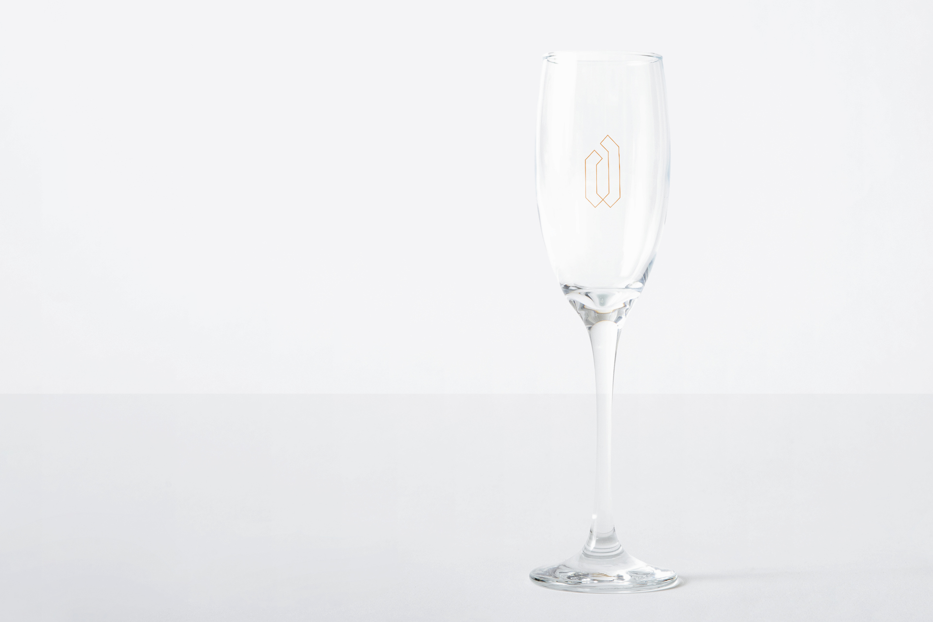 Identité visuelle et packaging pour le champagne Delalot, avec logo élégant, typographie raffinée et design graphique sophistiqué reflétant le prestige de la marque