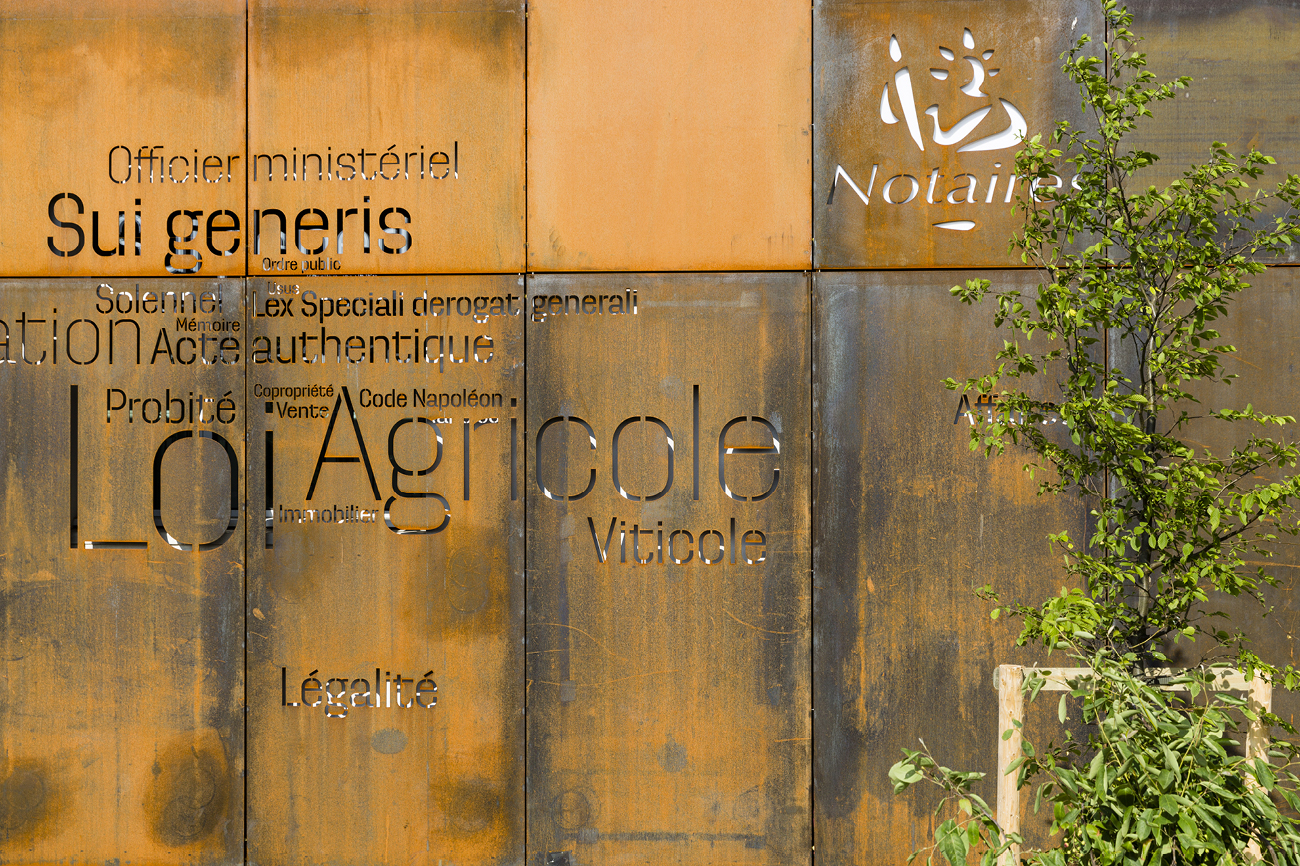 Design graphique signalétique office notarial Waixing Château-Thierry panneaux corten découpe laser identité visuelle