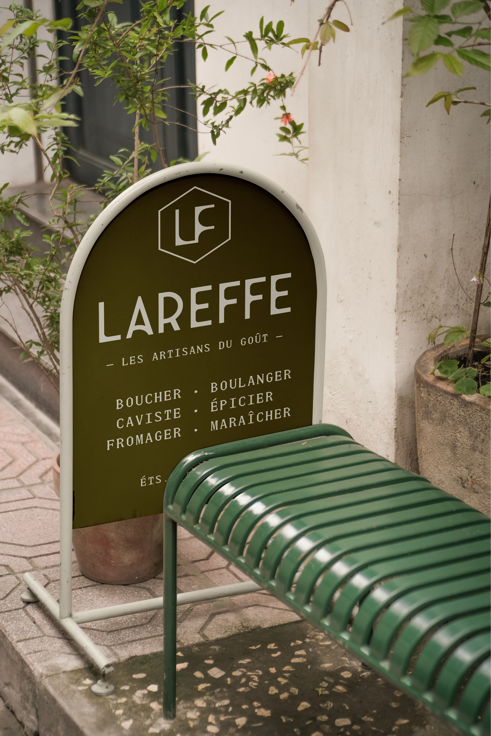 Identité visuelle magasin de bouche Lareffe avec logo, typographie moderne et design élégant, mettant en valeur les produits gastronomiques et l’expérience client