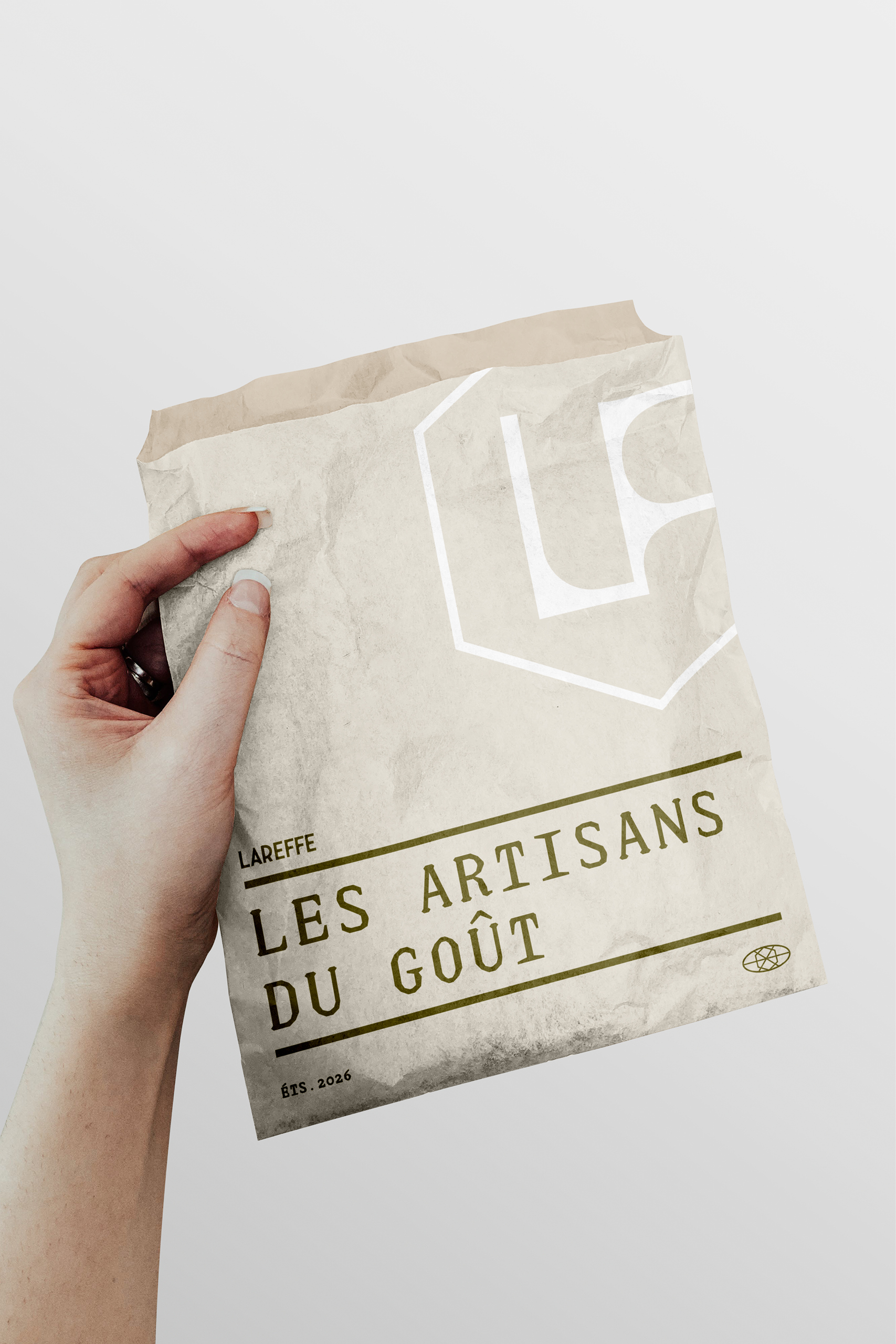Design graphique et identité visuelle pour le magasin de bouche Lareffe, incluant packaging, typographie moderne et présentation élégante des produits gastronomiques