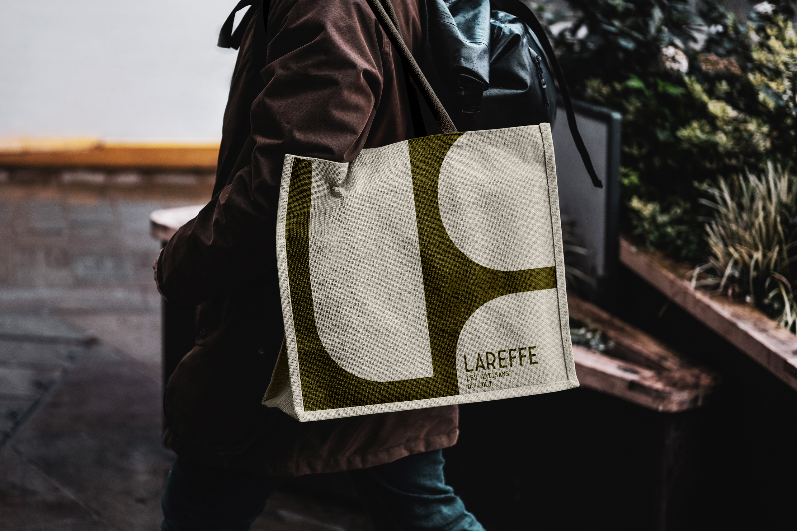 Identité visuelle et graphisme pour magasin de bouche Lareffe avec packaging élégant, typographie moderne et mise en valeur des produits gastronomiques