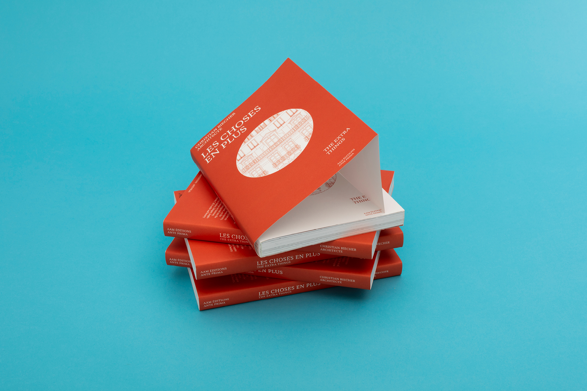 Graphisme éditorial pour livre d’architecture contemporaine présentant les projets de Christian Biecher, avec mise en page structurée, typographie élégante et design minimaliste.