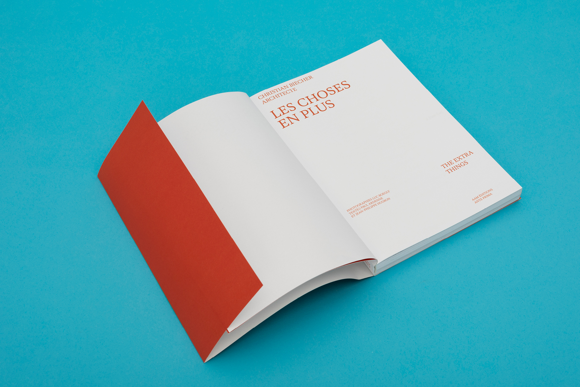 Graphisme éditorial pour livre d’architecture contemporaine, présentant les projets de l’architecte Christian Biecher avec typographie raffinée et mise en page structurée.